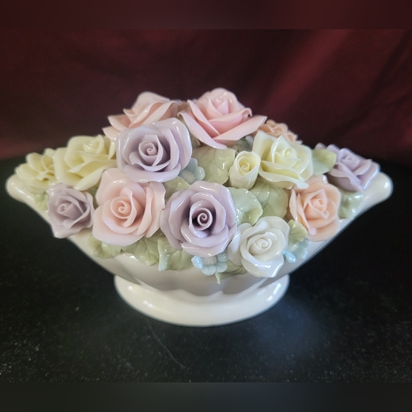 Creamware GORGEOUS FLOWER VASE, boat shaped, Full of Fine Porcelain Roses. - Picture 2 of 16